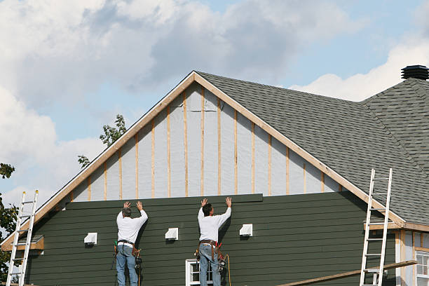 Professional Vinyl Siding technician working in Brentwood, NY